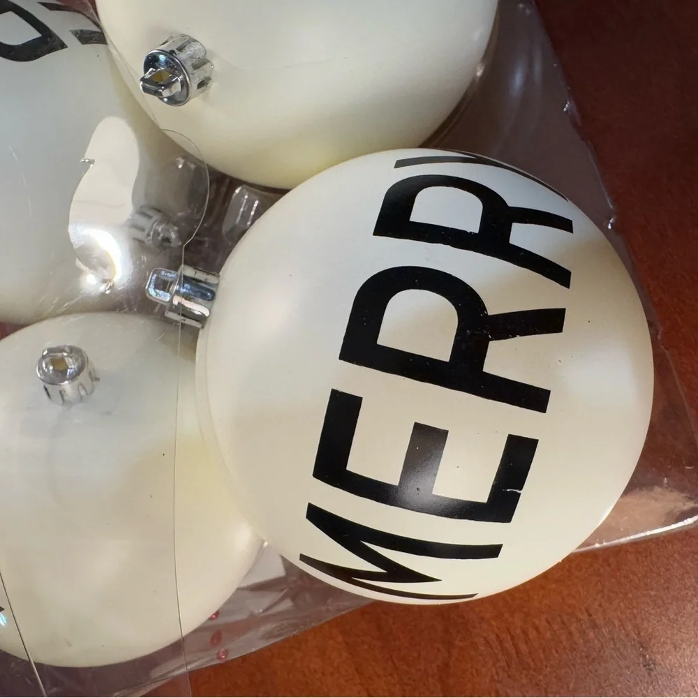 NEW w TAGS 🏷️ 4 Pack- “MERRY” Black, White Holiday Ornaments (In Box)